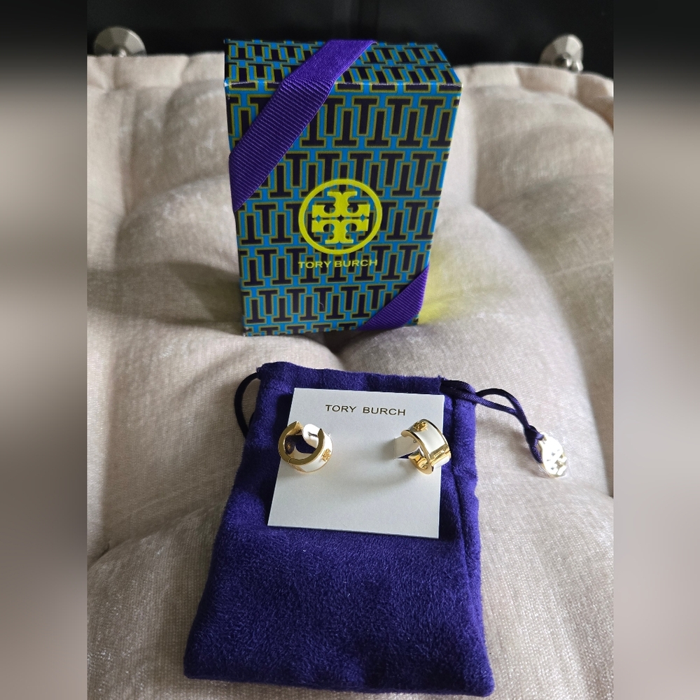GIFTABLE Tory Burch Serif Enamel Hoop Earrings